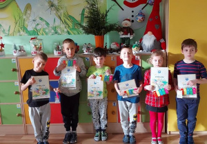 Dzieci z dyplomami i nagrodami za udział w konkursie.